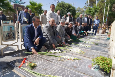 ادای احترام مشاورین وزرا و معاونین رئیس جمهور در امورایثارگران به شهدای اصفهان 